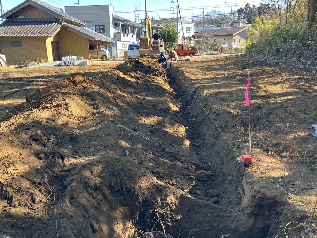 樹木の伐採・伐根、倉庫3つ解体、コンクリート柵設置工事完了