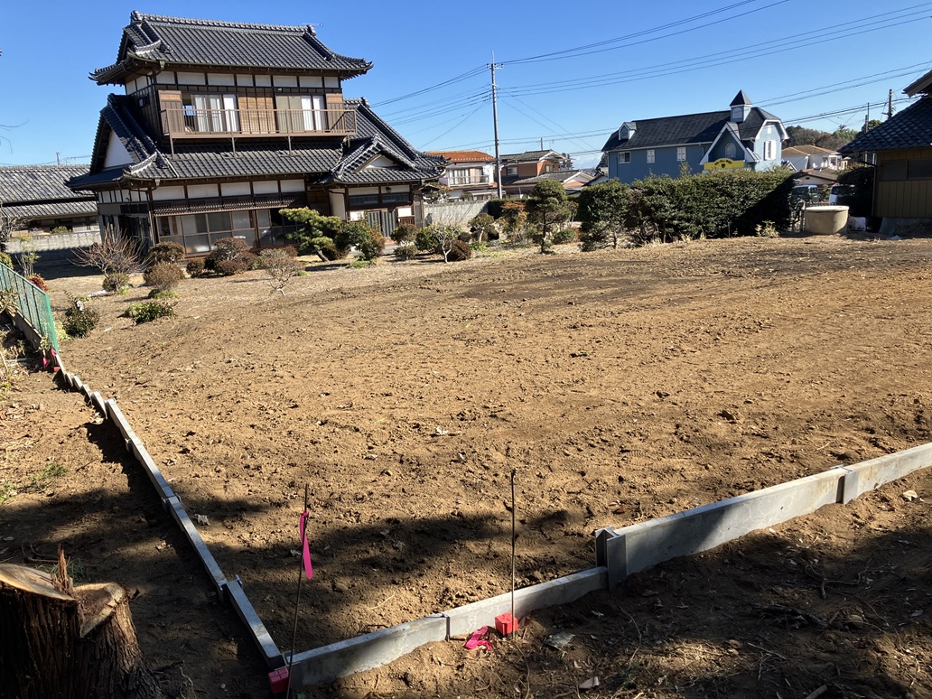 樹木の伐採・伐根、倉庫3つ解体、コンクリート柵設置工事完了