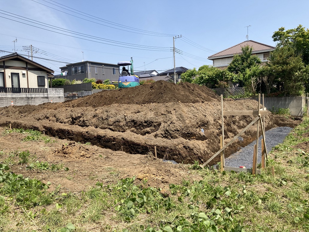 隣地擁壁基礎が越境、謎の雨水管が見つかる