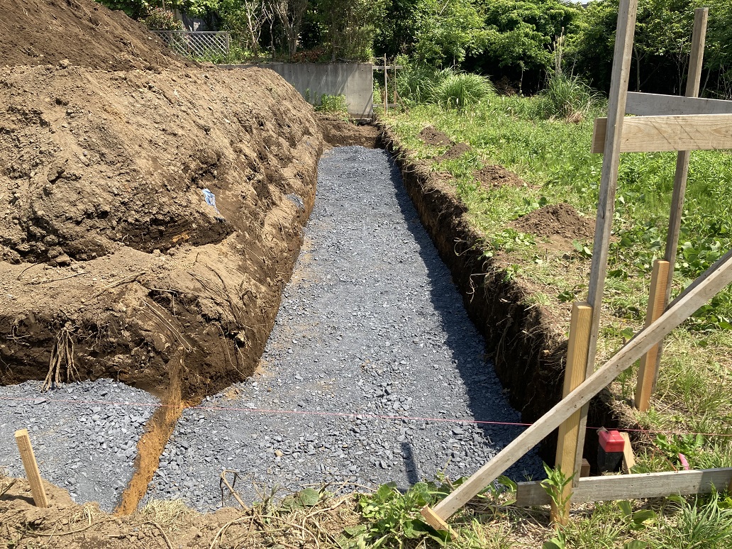 隣地擁壁基礎が越境、謎の雨水管が見つかる