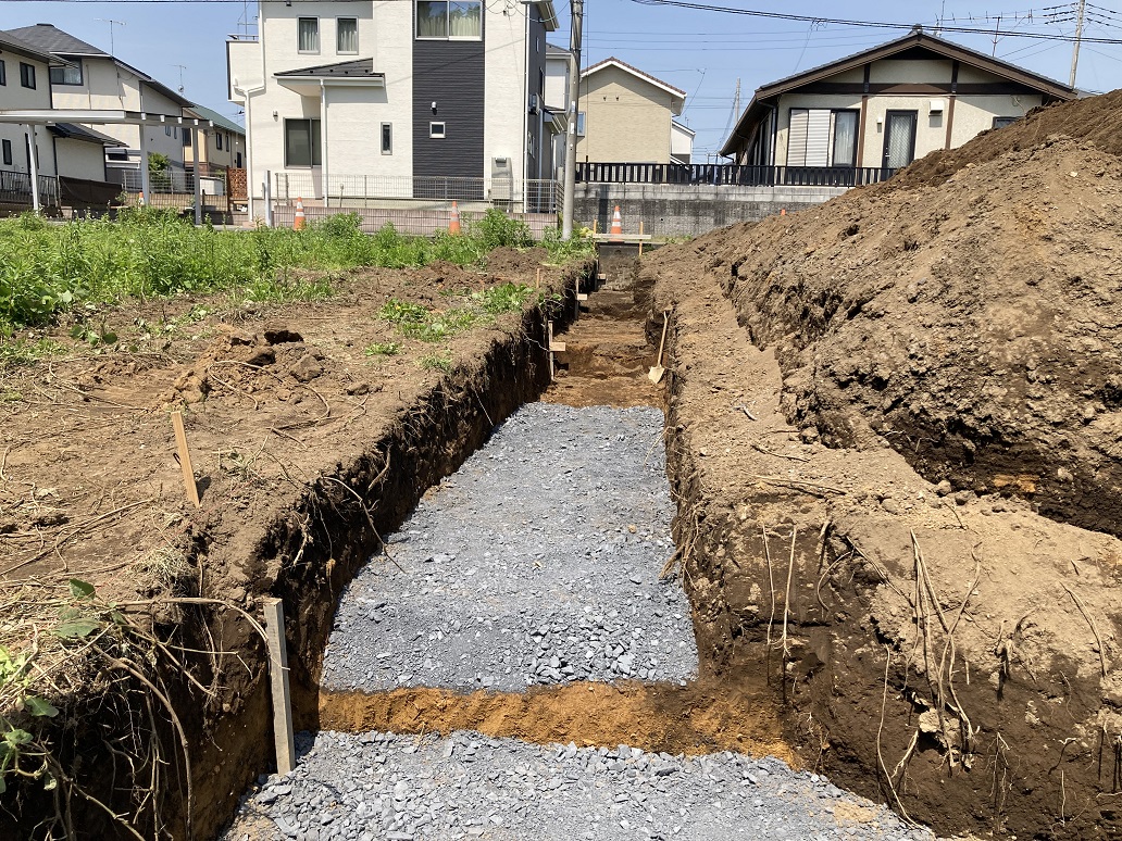 隣地擁壁基礎が越境、謎の雨水管が見つかる